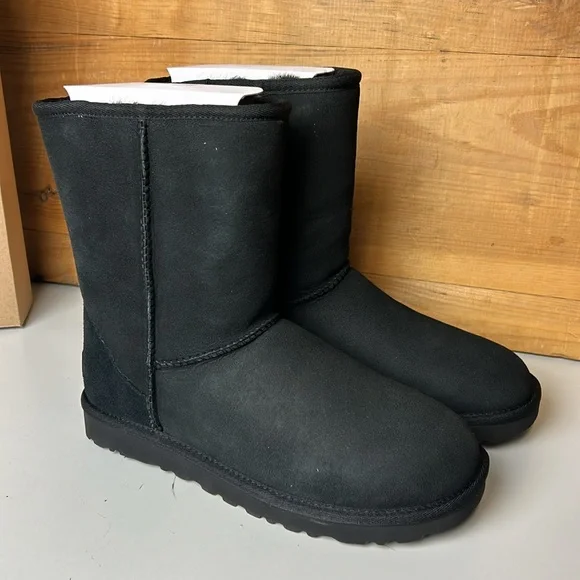 NIB Women’s UGG Classic Short II Black Shearling Sheepskin Boots - Picture 4 of 6